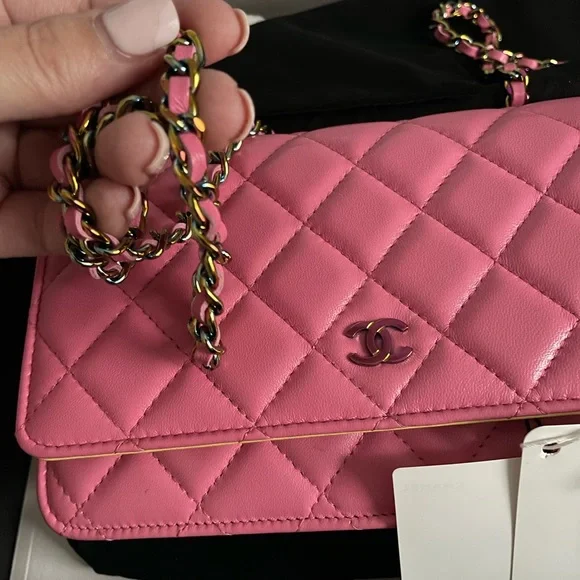 CHANEL PINK 21P WOC IRIDESCENT HARDWARE LIMITED EDITION Beautiful 💕 ❌sold FF❌ - Picture 4 of 16
